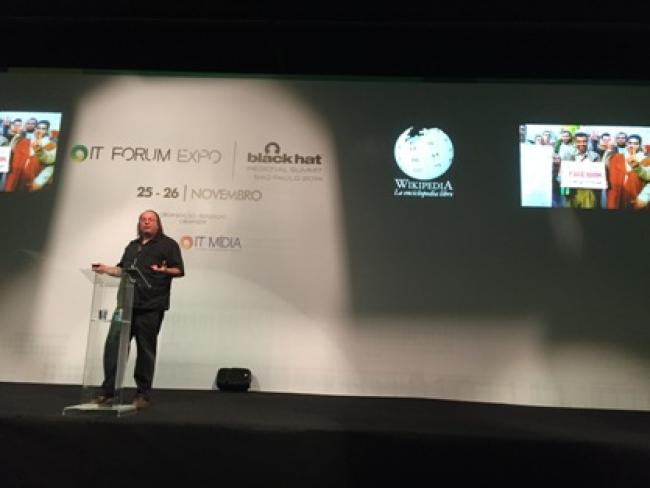 “A internet não é eterna ou imutável. Precisamos mudá-la”