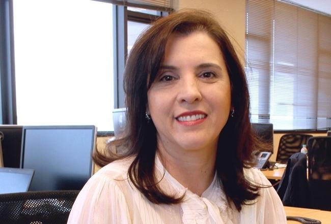 Com bandeira de suporte independente