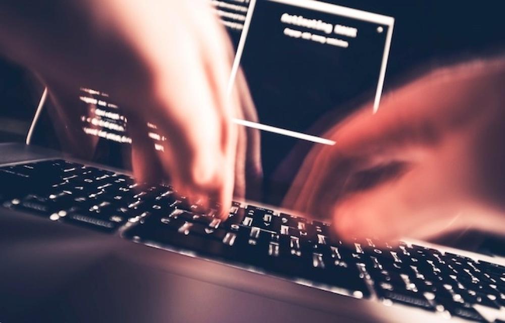 Desenvolvedor observa como hackers invadem servidores