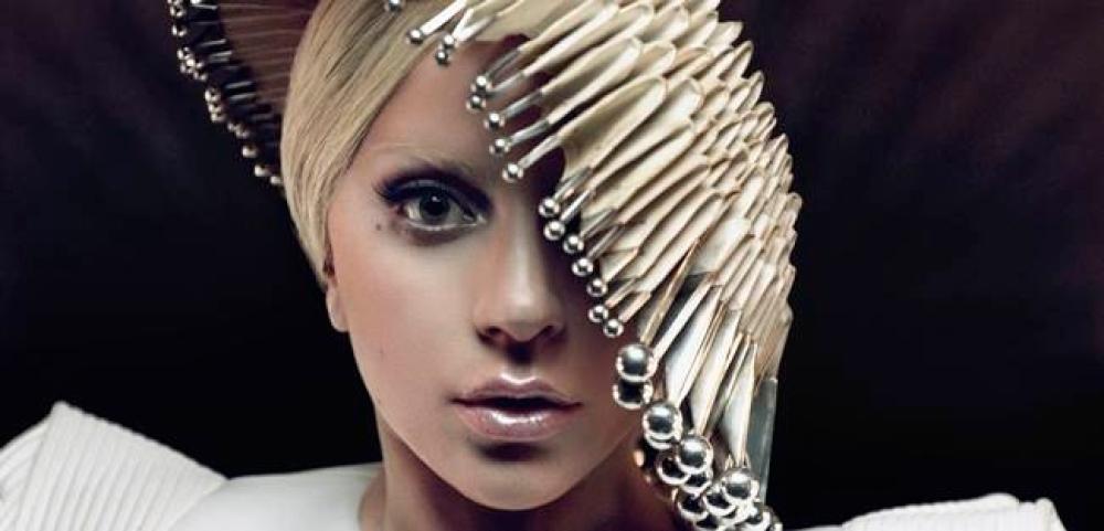 Lady Gaga usa holograma e pele digital em apresentação no Grammy Awards