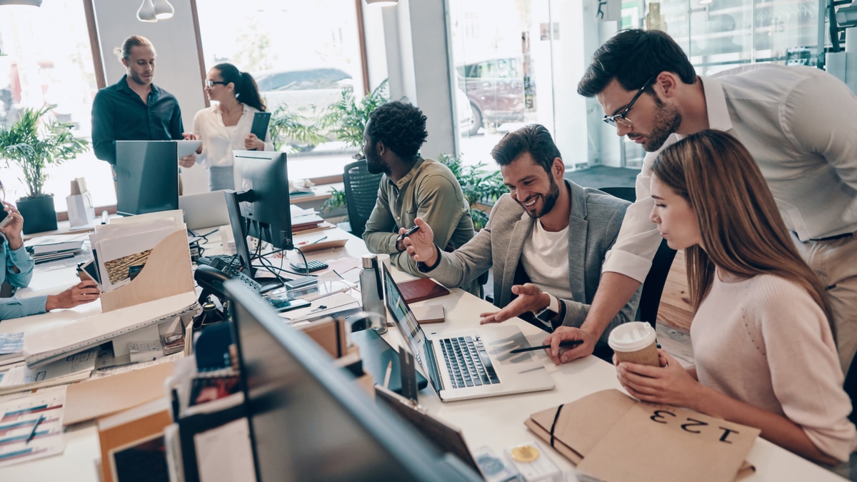 equipe de TI, profissionais trabalhando, time