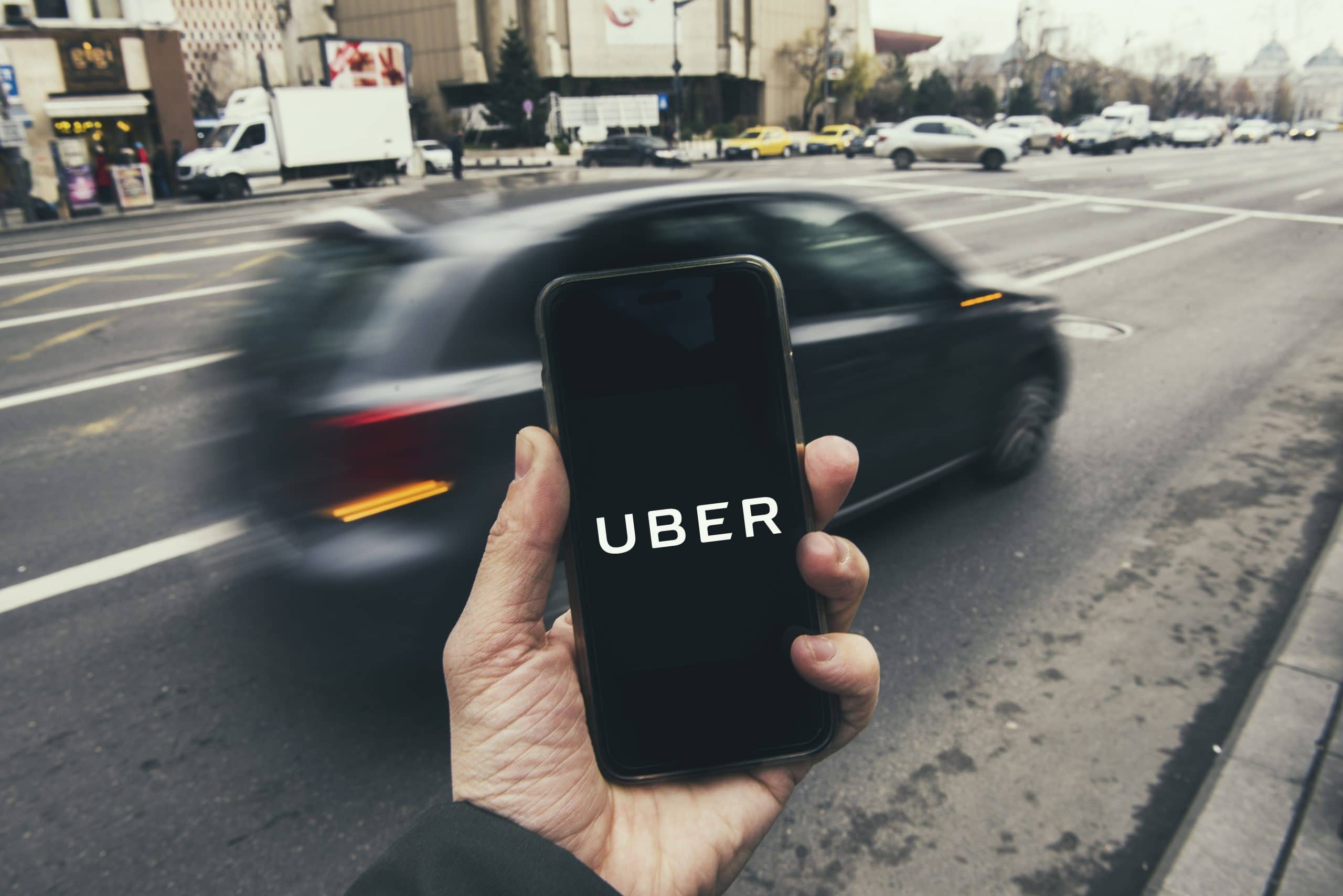 Smartphone com logo da Uber