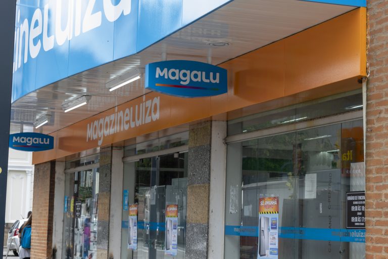 Fachada de loja da Magazine Luiza