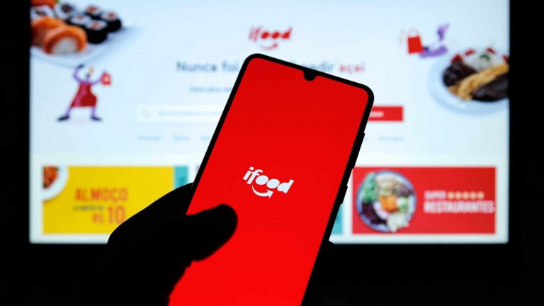 celular com o aplicativo iFood