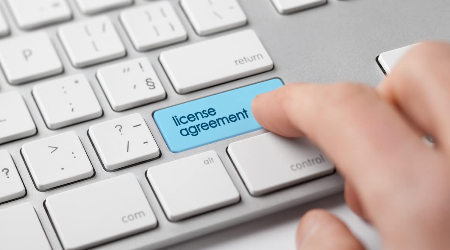 mão aperta tecla em um teclado