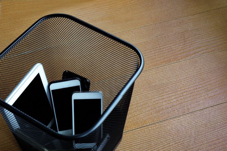 smartphones e dispositivos em lata de lixo
