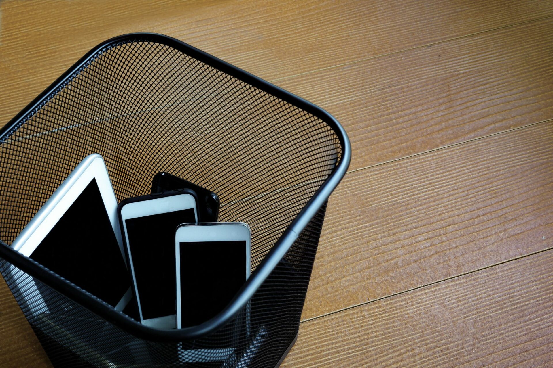 smartphones e dispositivos em lata de lixo