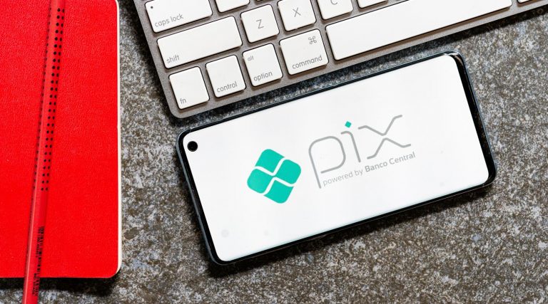 pix pagamento teclado celular caderno de notas vermelho