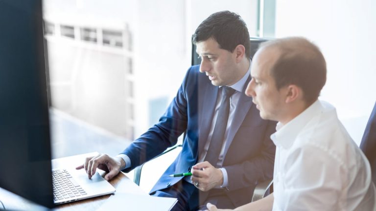 executivo conversando com desenvolvedor