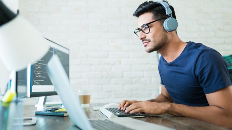 desenvolvedor trabalhando em código