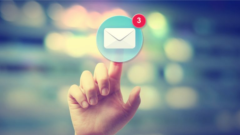 mão clicando no email