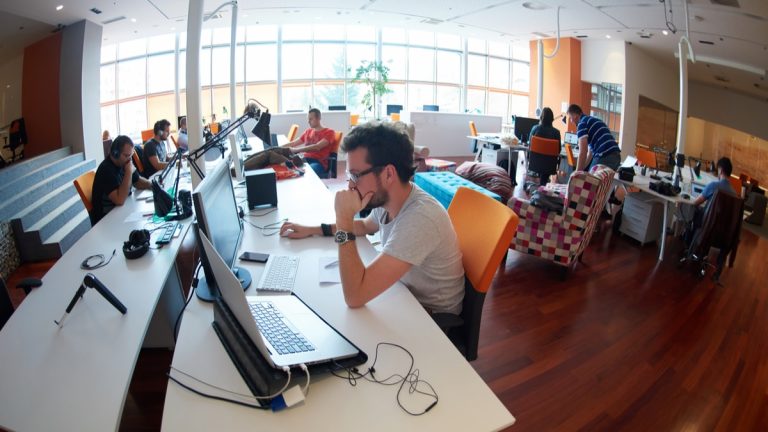 pessoas trabalhando startup