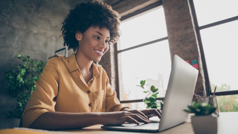 mulher usando computador