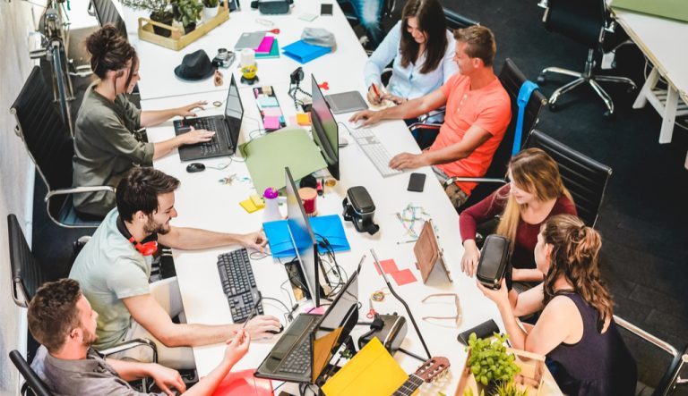 startup pressoas trabalhando juntas