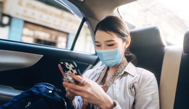 mulher asiática, uber, táxi