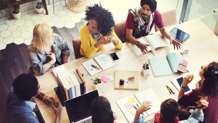 startup pessoas trabalhando juntas escritório