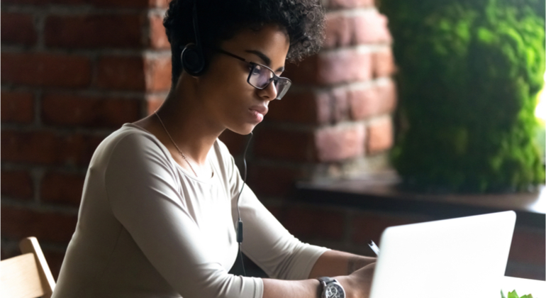 mulher desenvolvedora TI