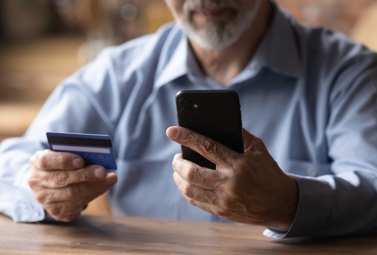 idoso, homem, cartão, smartphone