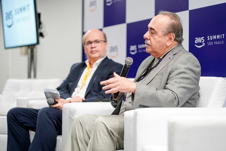 Paulo Cunha diretor geral para o Setor Público da AWS no Brasil Evaldo Ferreira Vilela presidente do CNPq durante o AWS Summit São Paulo