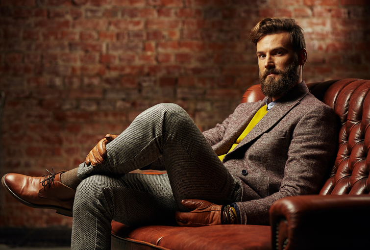 homem barbudo terno cores gravata executivo