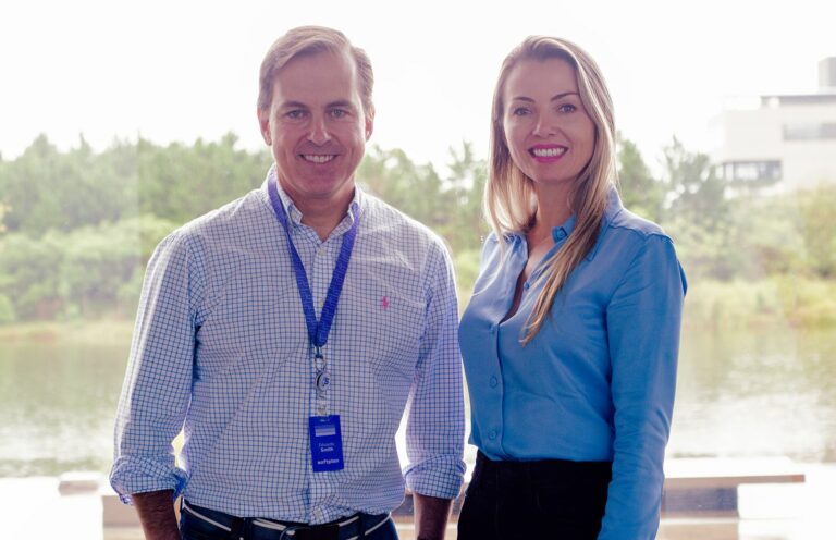 Eduardo Smith (Softplan) e Paula Lunardelli (Prevision)