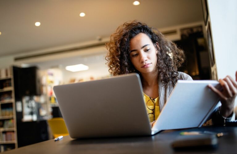 estudante, aluna, computador, caderno, jovem, oportunidades em tecnologia