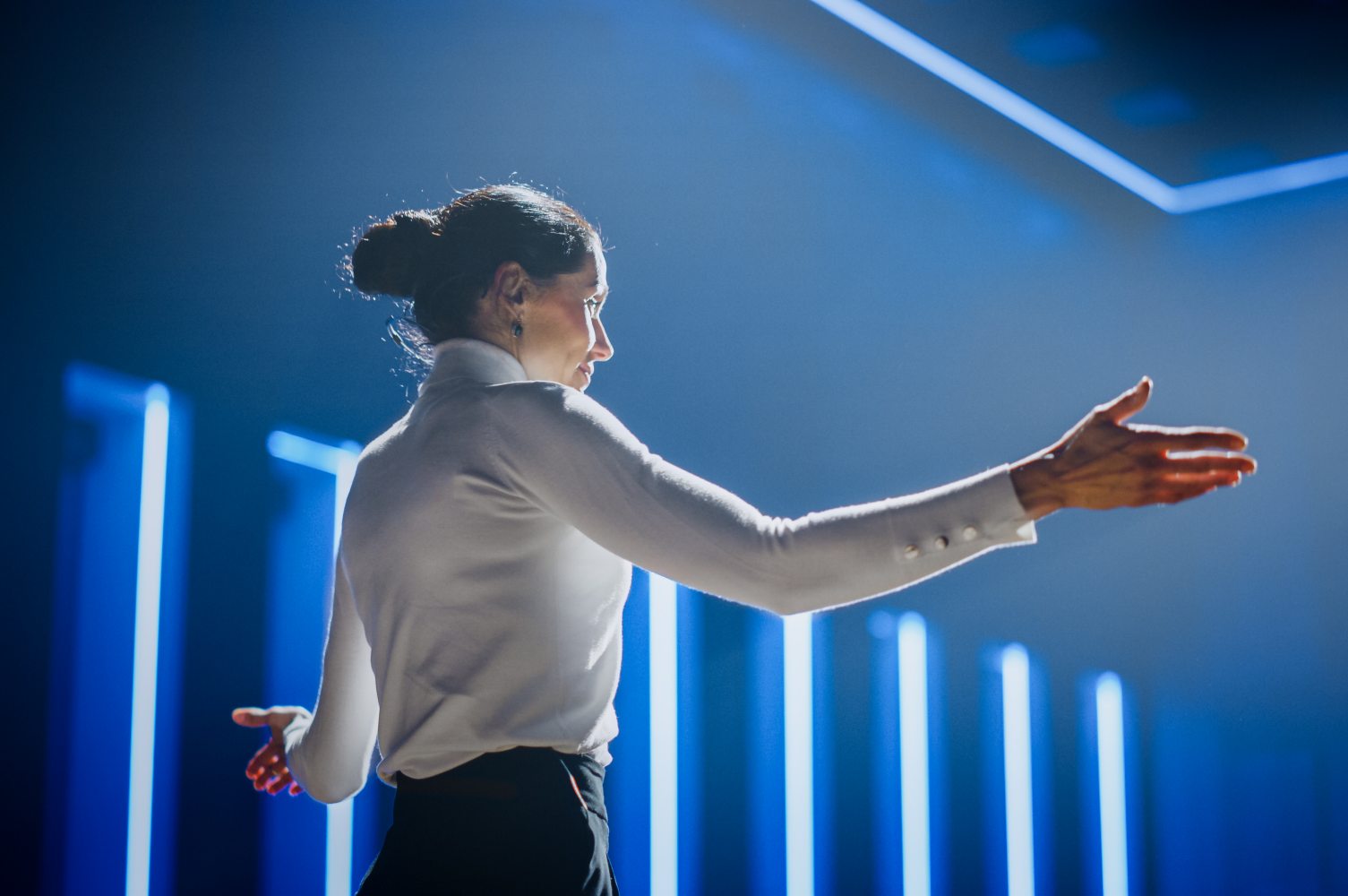 salário do CIO, mulher, sucesso, palco