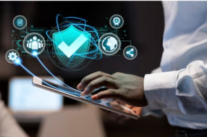 Homem mexendo em tablet enquanto ícones tecnológicos são projetados para fora indicando segurança.