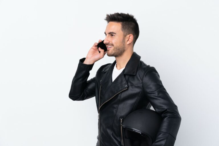 motoqueiro, homem sorridente, simpatia