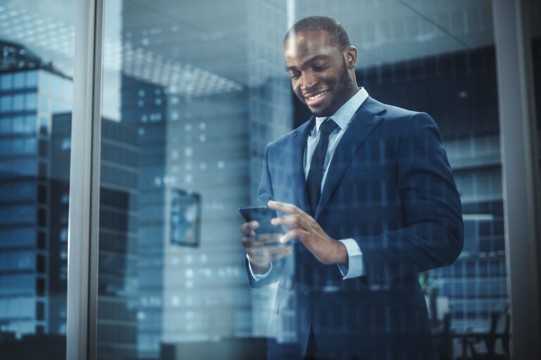 executivo, homem negro, terno, gravata, líder, executivo de TI 2023, CIOs