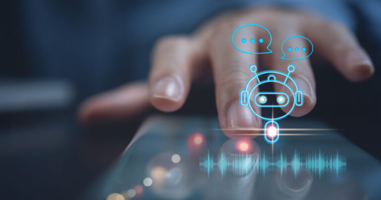 Imagem representando IA conversacional e chatbots, com um dedo interagindo em uma tela de smartphone. Ícones digitais, incluindo um robô estilizado com fones de ouvido e balões de diálogo, estão sobrepostos à imagem. Ondas sonoras na parte inferior simbolizam comandos de voz ou interação de áudio. A cena destaca a integração entre tecnologia e comunicação (chatbot, comércio conversacional, e-commerce, gartner)