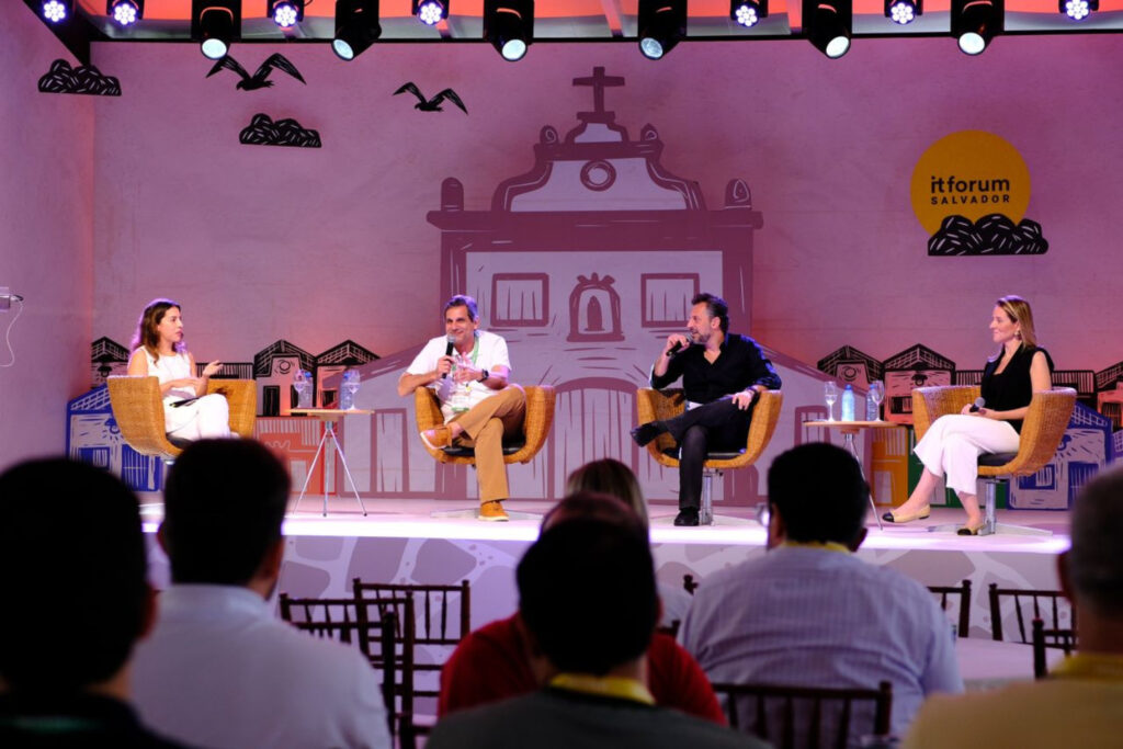 Déborah Oliveira (IT Mídia), Marco Bravo (Google Cloud), Daniel Castanho (Ânima) e Rafaela Rezende (VTEX). Foto: Divulgação IT Forum