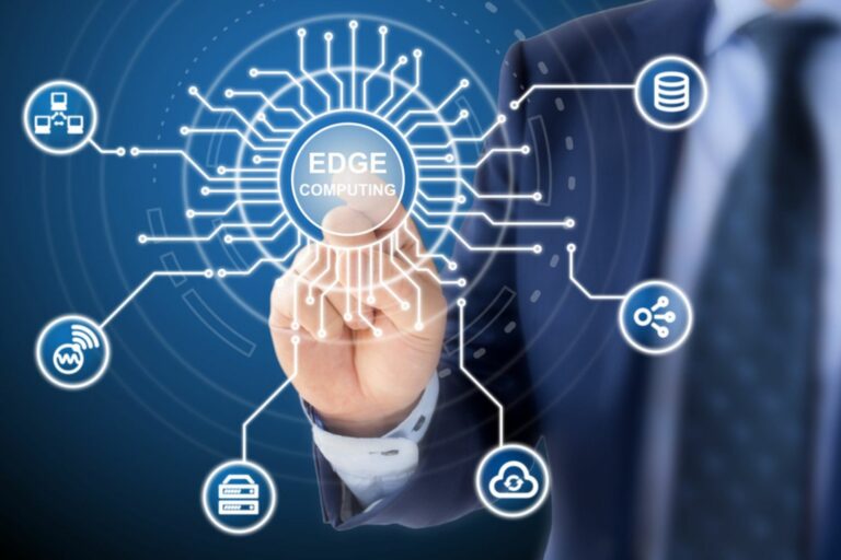 Ilustração digital mostrando uma nuvem luminosa formada por pontos conectados, representando o conceito de computação em nuvem e edge computing. Linhas de luz saem da nuvem e se conectam a pontos sobre um mapa mundial, indicando conexão global e transferência de dados descentralizada. O fundo escuro e azul reforça a ideia de tecnologia avançada e inovação digital