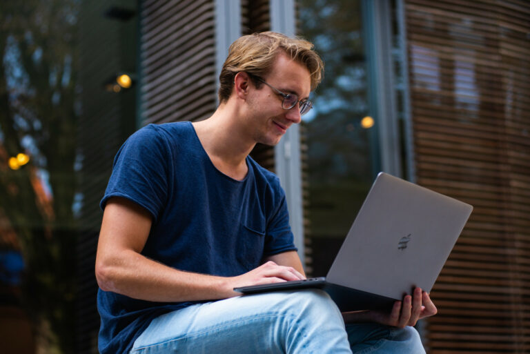 Millennial, computador, trabalhador, tecnologia, ti, desburocratizar
