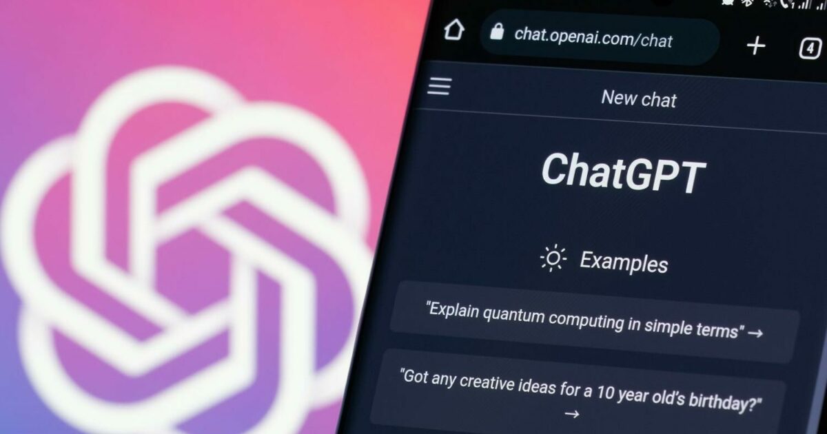 Imagem de um smartphone exibindo a interface do ChatGPT no navegador, com o logotipo da OpenAI em destaque ao fundo em tons de rosa e roxo. A tela do celular apresenta exemplos de uso da ferramenta de inteligência artificial, simbolizando tecnologia e inovação (OpenAI, ChatGPT GPT-4, GPT-4o. IA)