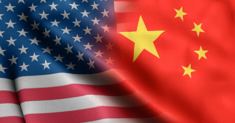Imagem de sobreposição das bandeiras dos Estados Unidos e da China, destacando os símbolos de ambas as nações. A bandeira americana, com listras e estrelas, se mistura à bandeira chinesa, com fundo vermelho e estrelas amarelas, representando a interação entre os dois países (China, EUA, minerais, tecnologia, tarifa, europa, baidu, software)