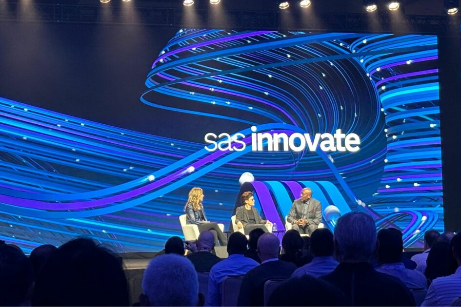 Kara Swisher, da New York Magazine, Miriam Vogel, da EqualAI, e Reggie Townsend, do SAS. IA responsável