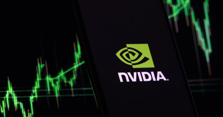 Imagem com o logotipo da Nvidia exibido em uma tela de dispositivo móvel no centro da composição. Ao fundo, há gráficos financeiros em verde, sugerindo análise de mercado ou valorização de ações da empresa. A imagem remete ao contexto financeiro e tecnológico da Nvidia (gartner)
