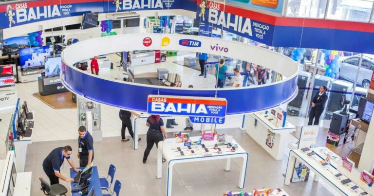 Interior de uma loja das Casas Bahia, com diversos produtos eletrônicos expostos, como televisores, smartphones e acessórios. O ambiente é organizado e iluminado, com funcionários atendendo clientes. No centro, destaque para a área de tecnologia e um grande letreiro azul com o logotipo das Casas Bahia (casas bahia, black friday, pagamento)
