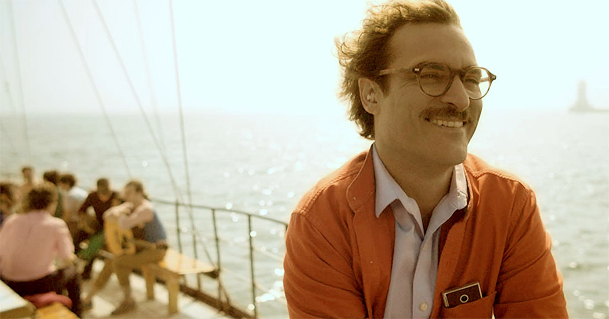 Theodore e Samantha (o sistema operacional do celular em seu bolso), em cena do filme “Ela” (Imagem: Reprodução)