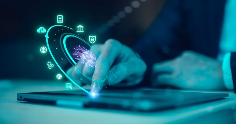 Imagem conceitual de tecnologia e inteligência artificial, mostrando uma mão humana interagindo com uma tela de tablet. Hologramas brilhantes em azul flutuam acima da tela, exibindo ícones representando dados, segurança, nuvem, e um símbolo de IA no centro, sugerindo inovação e soluções digitais, tecnologias emergentes, digitais, tecnologia
