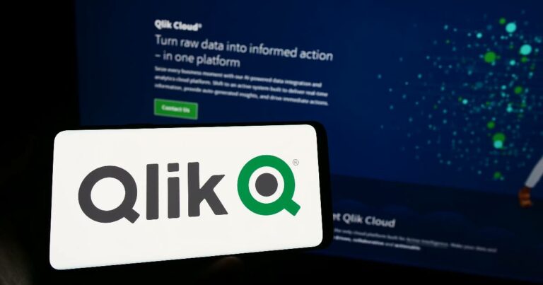 Imagem do logotipo da Qlik exibido em um dispositivo móvel em primeiro plano, com o texto 'Qlik Cloud' visível em um monitor ao fundo. O fundo azul escuro contém texto explicativo sobre a plataforma Qlik Cloud, acompanhado de elementos gráficos digitais