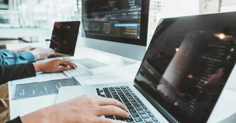 programador, dev, desenvolvedor, profissional de TI, salários em TI, salário, sistemas legados, engenheiros