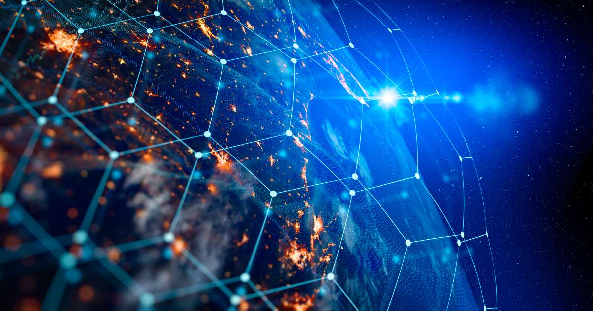 Imagem digital da Terra vista do espaço com destaque para conexões de rede representadas por uma malha de pontos e linhas azuis, simbolizando comunicação global por satélite ou internet das coisas. Luzes alaranjadas indicam áreas urbanas iluminadas na superfície terrestre. Ao fundo, o espaço profundo é representado com estrelas e um brilho azul intenso no horizonte do planeta. (Internet, satélites, starlink, amazon, china)