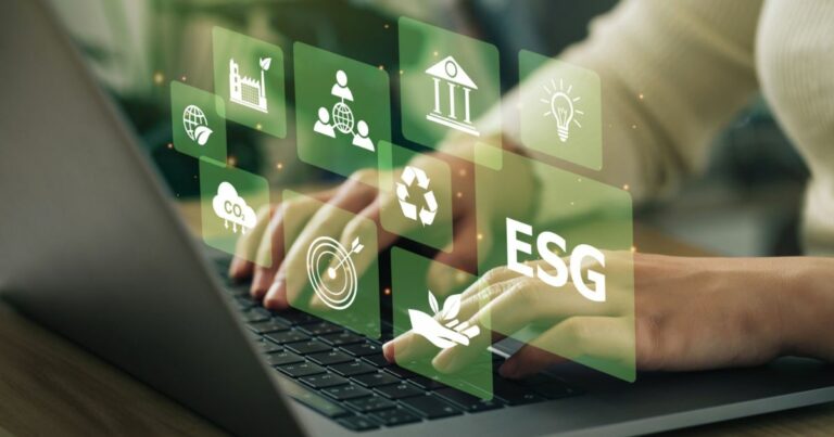 Imagem de mãos digitando em um laptop, com ícones holográficos relacionados a práticas ESG (ambiental, social e governança) flutuando sobre o teclado. Os ícones incluem representações de sustentabilidade, reciclagem, redução de CO2, comunidades e eficiência energética, destacando o conceito de responsabilidade corporativa (ESG, desenvolvimento, TI, tecnologia, Totvs, empresas)