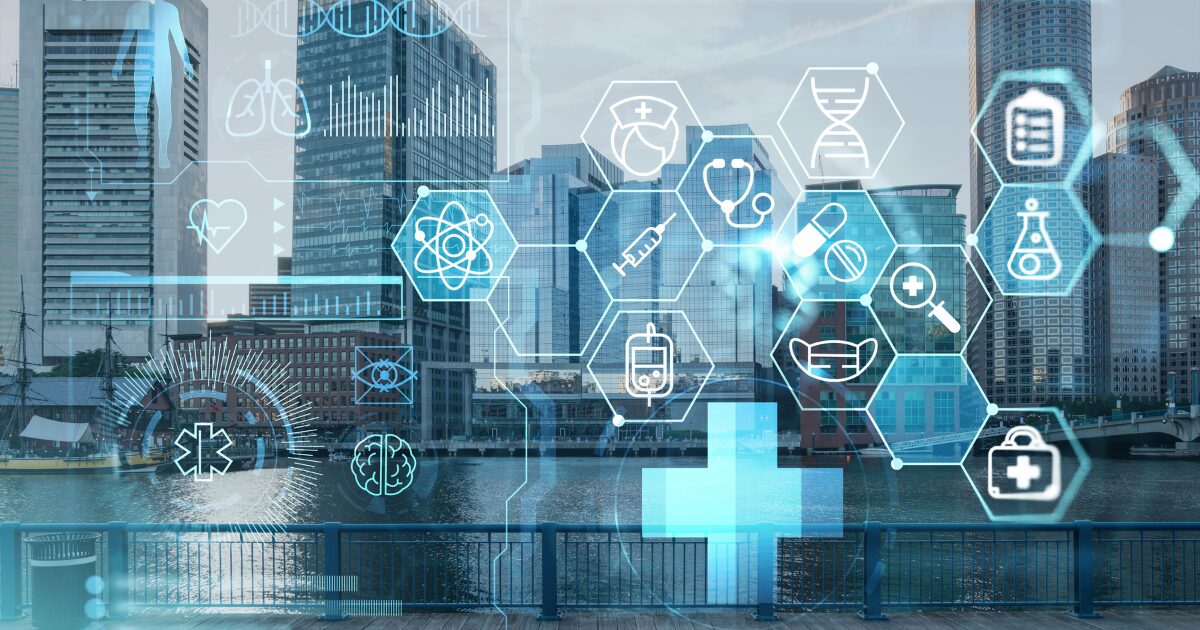 A imagem apresenta um cenário urbano moderno com arranha-céus refletidos na água, possivelmente simbolizando uma cidade avançada. Sobre a cena, há uma sobreposição de ícones tecnológicos e médicos em estilo holográfico, incluindo símbolos de DNA, coração, seringa, pílulas, enfermagem, ciência e atendimento médico. A composição sugere inovação na área da saúde, combinando tecnologia e ciência para o futuro da medicina e dos cuidados médicos (dados, saúde, setor de saúde)