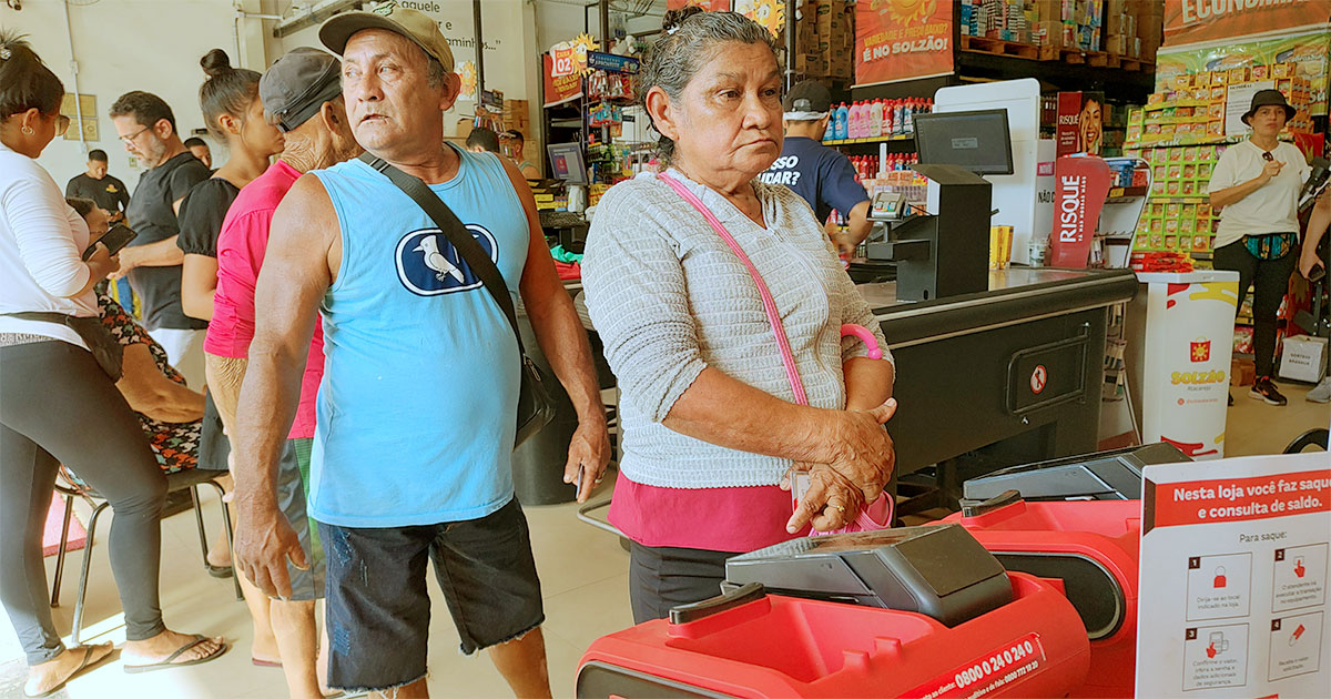 Maria Juvelina de Oliveira Monteiro lidera fila para sacar em terminal Atmo, em supermercado de Oeiras do Pará (Imagem: Paulo Silvestre)