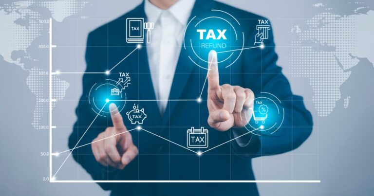 Homem de terno interagindo com uma tela digital que exibe ícones relacionados a impostos, como "TAX", "TAX REFUND" (restituição de imposto), carrinho de compras, cofre e calendário fiscal. A imagem remete ao conceito de reforma tributária e digitalização dos processos fiscais, com fundo azul e elementos gráficos que simulam conectividade global (tecnologia)