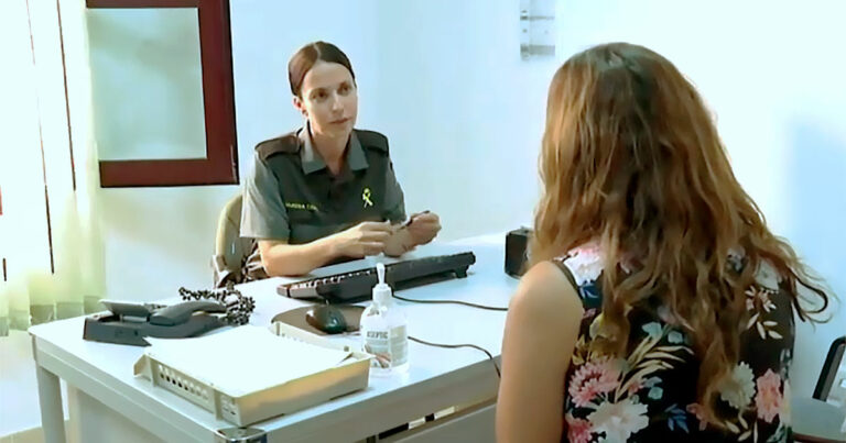 Policial espanhola atende mulher no programa VioGén, que calcula o risco de ocorrências de violência de gênero - Foto: reprodução, decisões