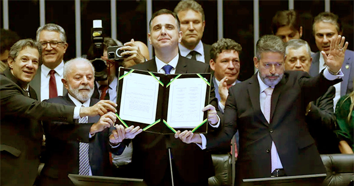 Rodrigo Pacheco ergue, ao lado de Lula, Fernando Haddad e Arthur Lira, a Emenda 132, promulgada em 20 de dezembro (Imagem: Lula Marques/Agência) Brasil